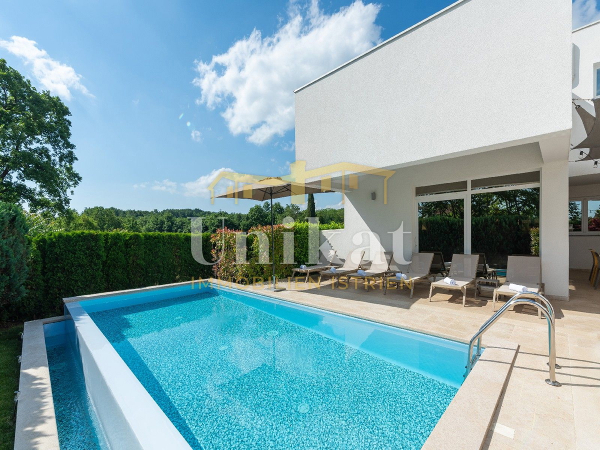 Villa moderna con piscina interna ed esterna